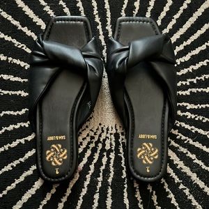 Sam & Libby Black Flat Sandals 9